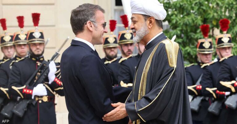 عُمان وفرنسا تؤكدان دعم حرية الملاحة بمضيق هرمز بلا شروط