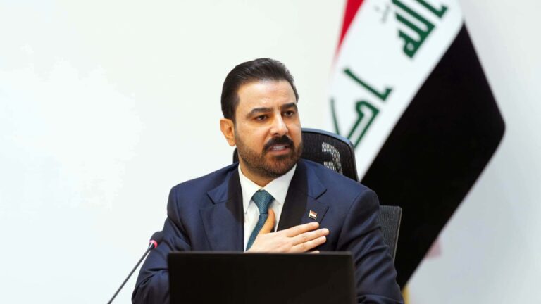 رئيس وزراء العراق يتوعد بمواصلة مكافحة الفساد بعد اعتقالات واسعة