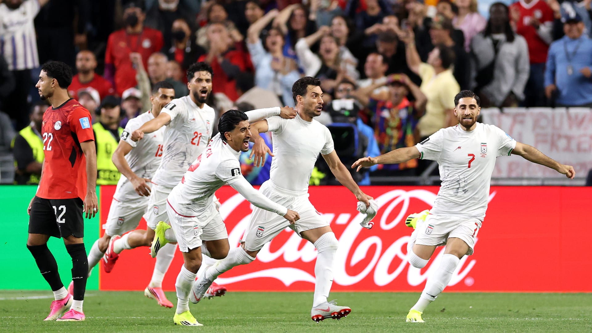 تفاصيل معاناة المنتخب الإيراني في كأس العالم: من رفض معسكر التدريب إلى دراما اللحظات الأخيرة