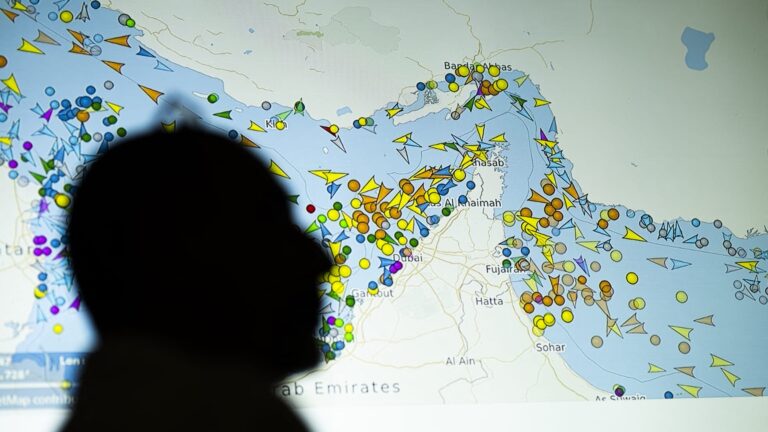 حركة عبور السفن في مضيق هرمز تتجاوز 124 منذ التصعيد الأمريكي الإيراني الأخير
