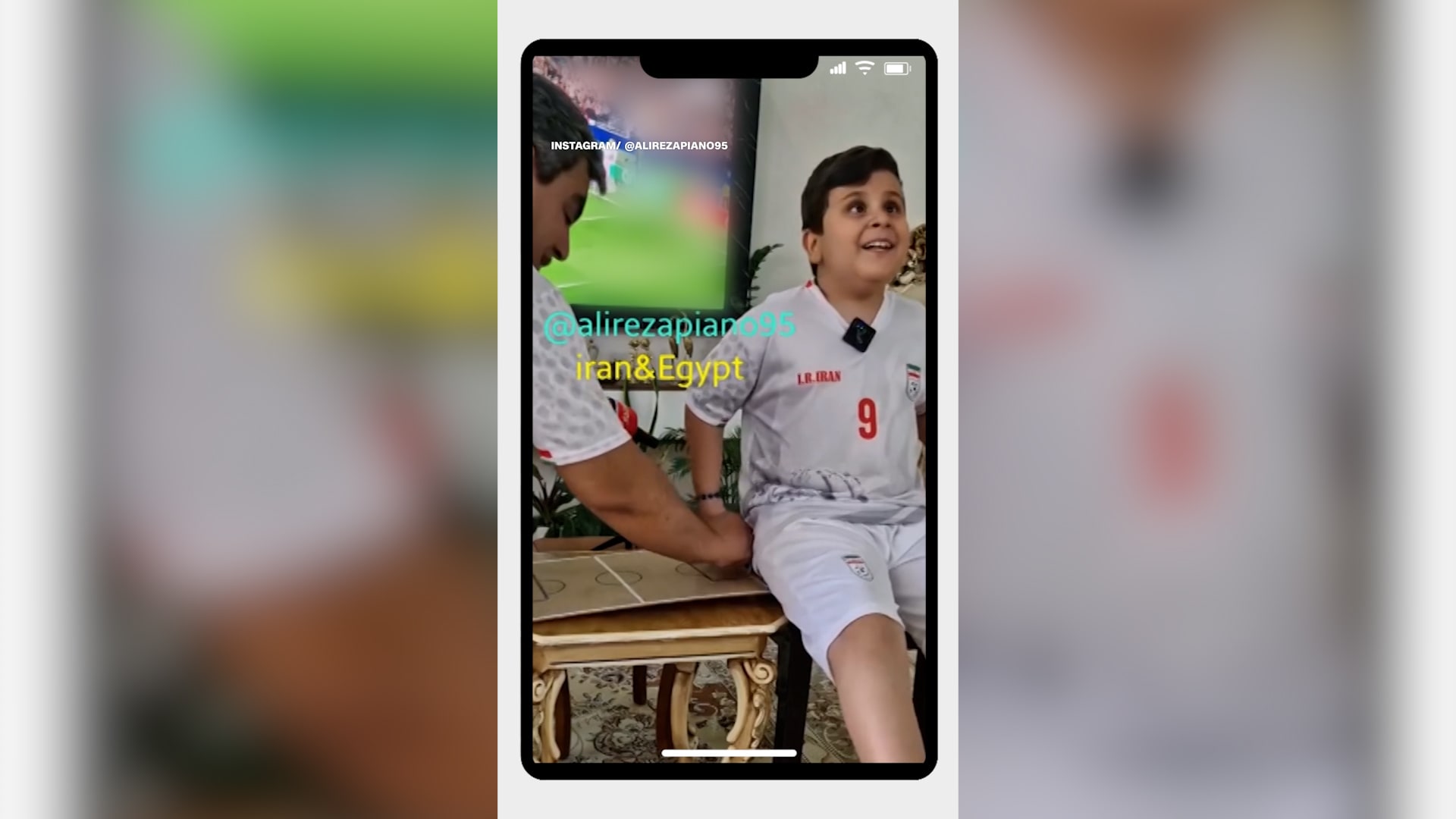 أب إيراني يستخدم خريطة مبتكرة لمساعدة ابنه الكفيف على متابعة مباريات كأس العالم