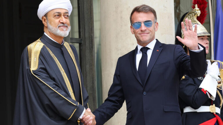 الرئيس الفرنسي وسلطان عمان يدعمان حرية الملاحة دون قيود في مضيق هرمز