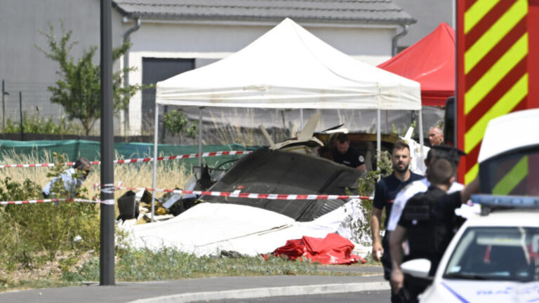 مصرع 11 شخصًا في حادث تحطم طائرة مدنية خلال تجربة القفز المظلي بشرق فرنسا