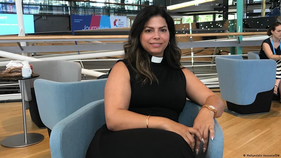 أول قسيسة فلسطينية لـDW: الرب لم يقل إن الرجل أفضل من المرأة والتغيير بطيء لكنه قائم