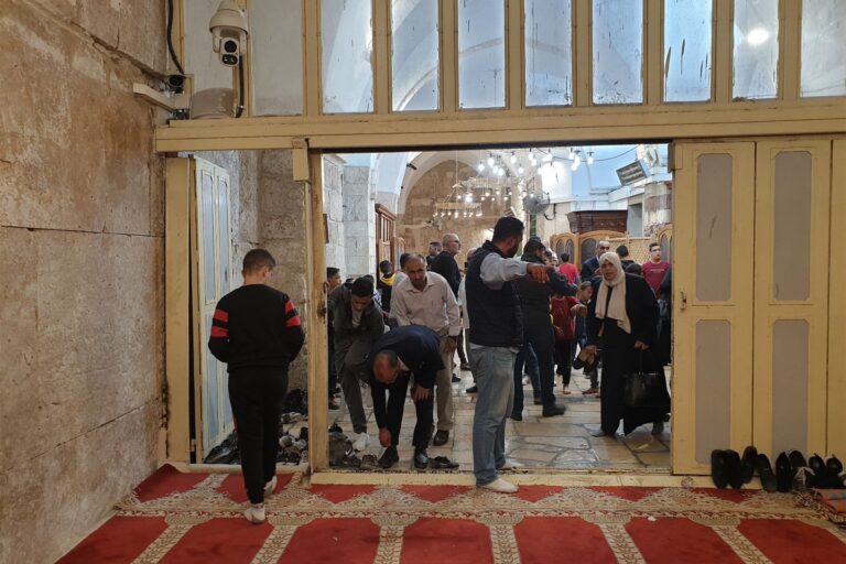 سحب الصلاحيات الإدارية وإزالة المظلة.. تصاعد التهويد في الحرم الإبراهيمي بالخليل