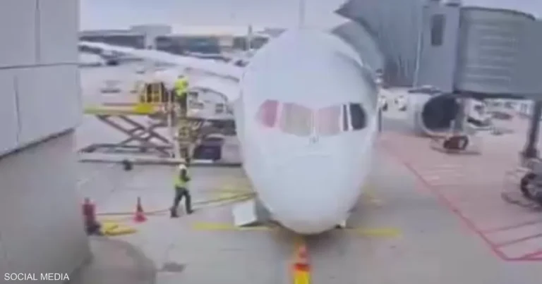 انهيار مفاجئ لعجلة طائرة «بوينغ 787 دريم لاينر» في مطار فرانكفورت يُصيب موظفين