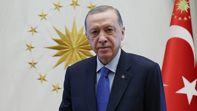 الرئيس أردوغان يهنئ القوات البرية التركية بذكرى تأسيسها