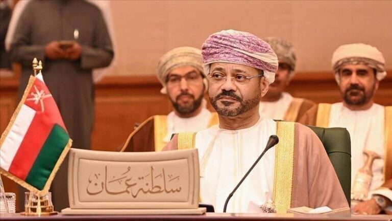 وزير خارجية عمان يؤكد عدم تأييد فرض رسوم على عبور مضيق هرمز ويشير إلى بحث خدمات بحرية لتعزيز السلامة