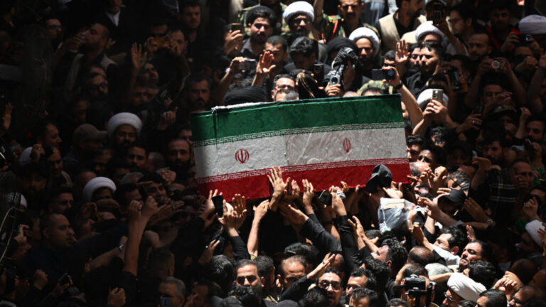 إيران تودع علي خامنئي في مشهد وسط غياب خليفته وتصعيد أمريكي على مضيق هرمز