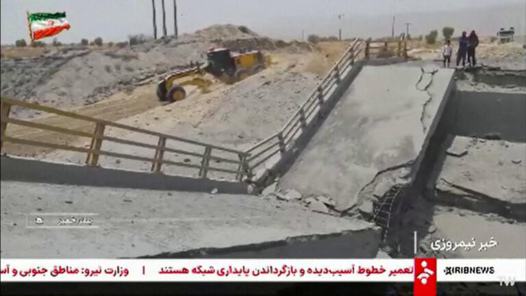 تصعيد أمريكي وإيراني متبادل: ضربات على إيران وهجمات على حلفاء واشنطن بالخليج