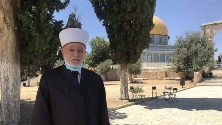 إبعاد مفتي القدس بعد اعتقاله واشتداد الاعتداءات في الضفة الغربية