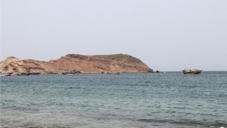تصاعد حرب إيران في البحر الأحمر وبحر قزوين وسط استمرار الحصار البحري الأمريكي