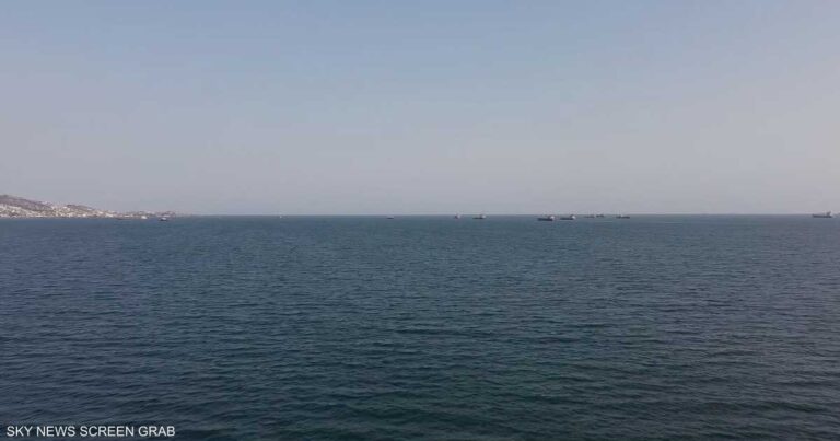 الحوثيون يحذرون شركات الشحن من التعامل في الموانئ السعودية ويعلنون استهداف السفن المخالفة