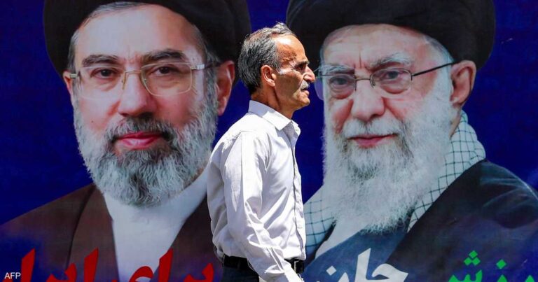 مجتبى خامنئي في اختبار الظهور الأول وسط مراسم تشييع والده وعزلة غامضة