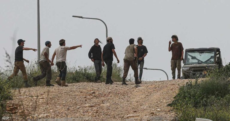 مقتل فلسطينيين في دير جرير خلال هجوم مستوطنين مدعوم بإطلاق نار من الجيش الإسرائيلي