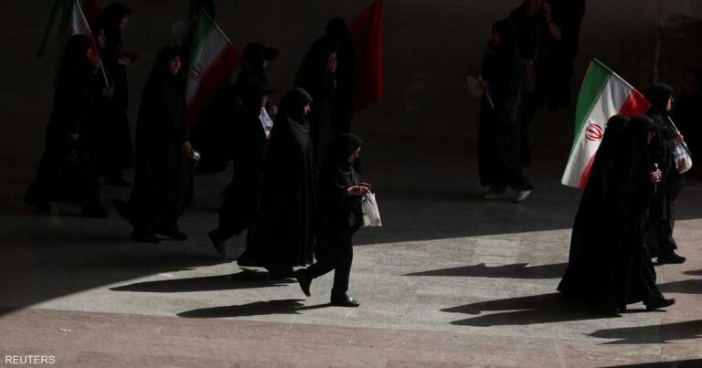 ترامب يمنح إيران مهلة أسبوع لإقامة جنازة خامنئي ويتحدث عن استسلام محتمل