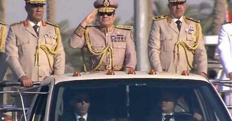 الرئيس السيسي يفتتح مقر القيادة الاستراتيجية “الأوكتاغون” بارتداء الزي العسكري