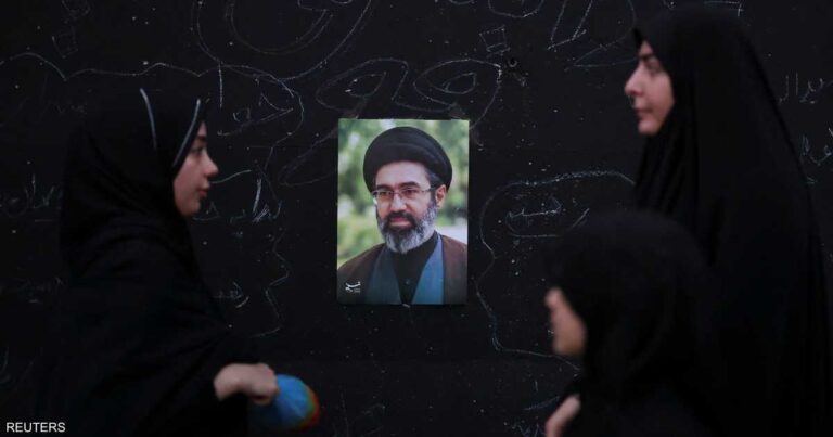 غياب مجتبى خامنئي يلف جنازة والده في طهران لليوم الثاني