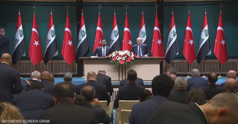 وزير النقل العراقي يرفض توقيع اتفاقية مشروع طريق التنمية في موقف محرج أمام رئيس الوزراء والجانب التركي