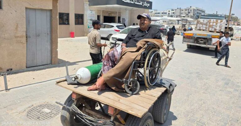 مريض كلى فلسطيني يسافر بعربة تجرها الدواب في رحلة علاج مؤلمة وسط دمار غزة