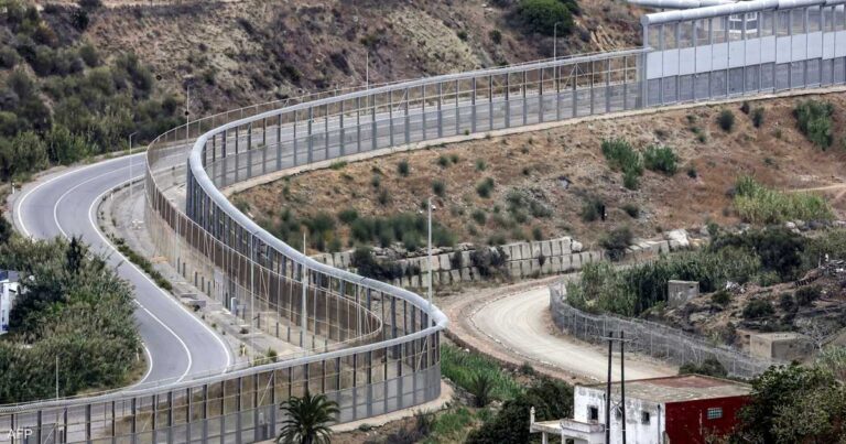 سلطات سبتة تطلب تدخل الجيش بعد تدفق آلاف المغاربة عبر الحدود