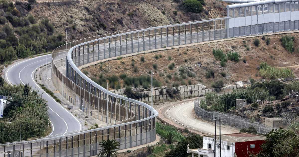 سلطات سبتة تطلب تدخل الجيش بعد تدفق آلاف المغاربة عبر الحدود