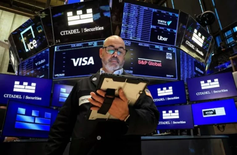 تراجع مؤشري ناسداك وستاندرد آند بورز بضغط من أسهم التكنولوجيا مع بيانات وظائف أميركية أضعف
