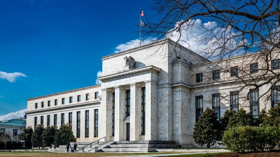 الفيدرالي الأمريكي يُبقي سعر الفائدة ثابتًا عند 3.5%-3.75% للمرة الخامسة على التوالي