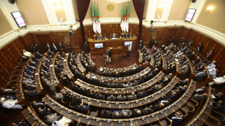 خليدة بوفدش أول امرأة تتولى رئاسة البرلمان الجزائري منذ الاستقلال
