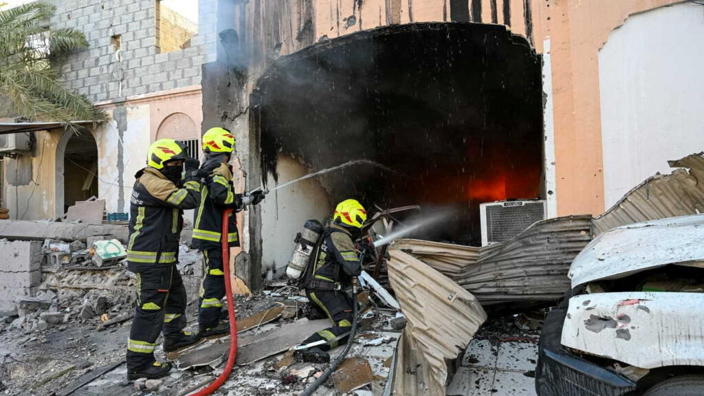 إيران تستهدف قاعدة أمريكية في البحرين وواشنطن تعزز حماية الملاحة البحرية