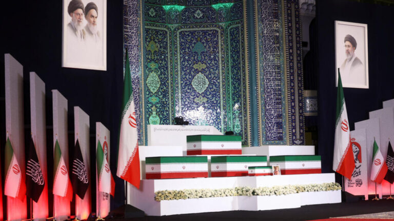 إيران تودّع خامنئي في مراسم تشييع حاشدة مع حضور رسمي محلي ودولي