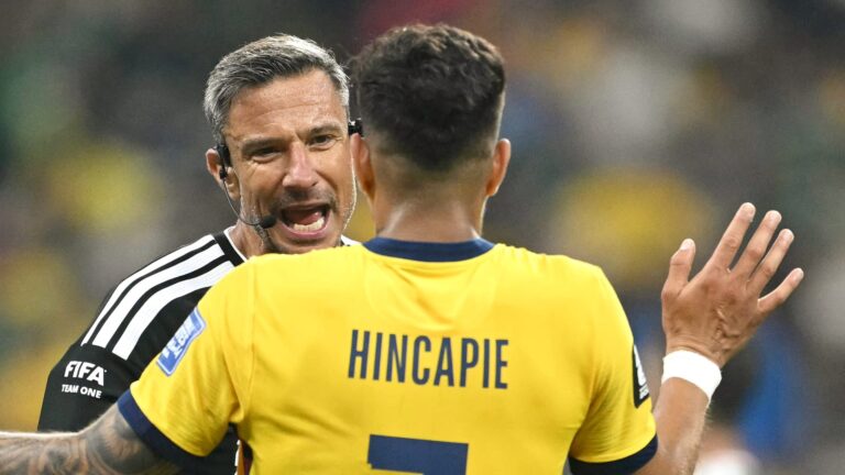 طرد ثاني لاعب في كأس العالم بسبب تغطية الفم خلال مباراة المكسيك والإكوادور