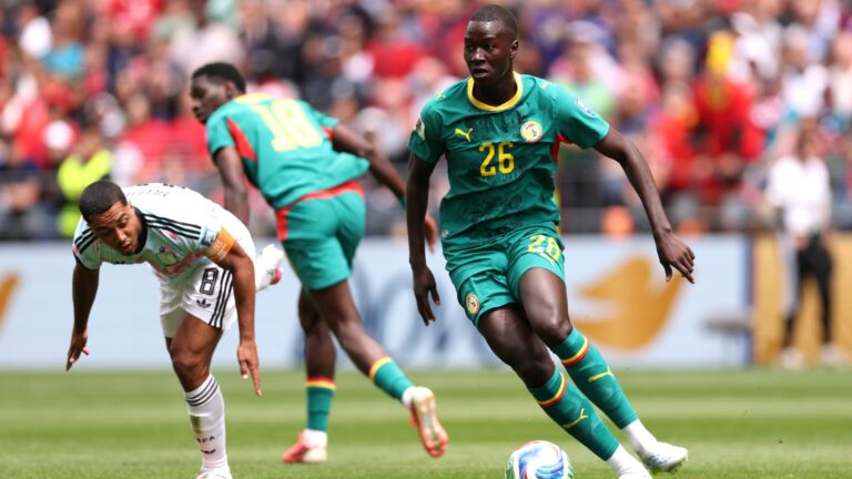 لاعب السنغال بابي غايي يعلن مقاطعته للمنتخب بسبب الجهاز الفني بعد الخروج من المونديال