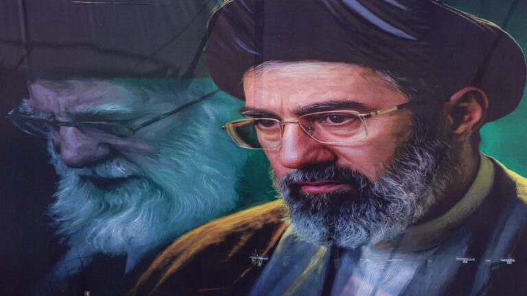 إيران تحيط الجنازة التاريخية لعلي خامنئي بتكهنات حول حضور نجله مجتبى