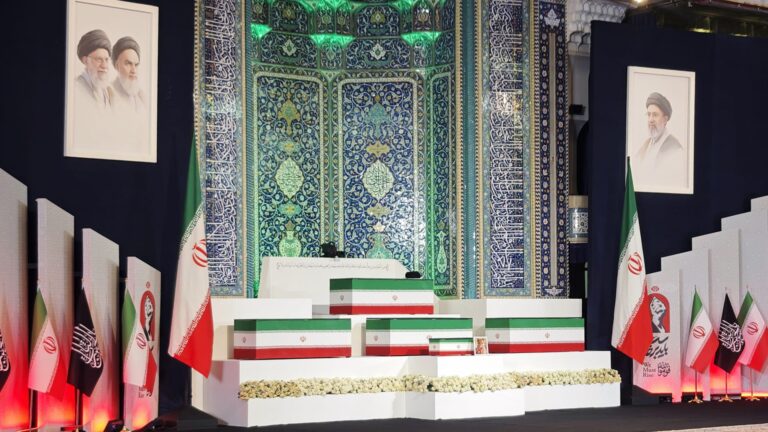 إيران تُنظم جنازة مهيبة لمرشدها الأعلى السابق علي خامنئي في رسالة تحدٍ لترامب