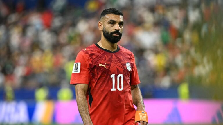 تصرف لافت من الفنان الأمريكي صامويل جاكسون تجاه محمد صلاح في مباراة مصر وأستراليا