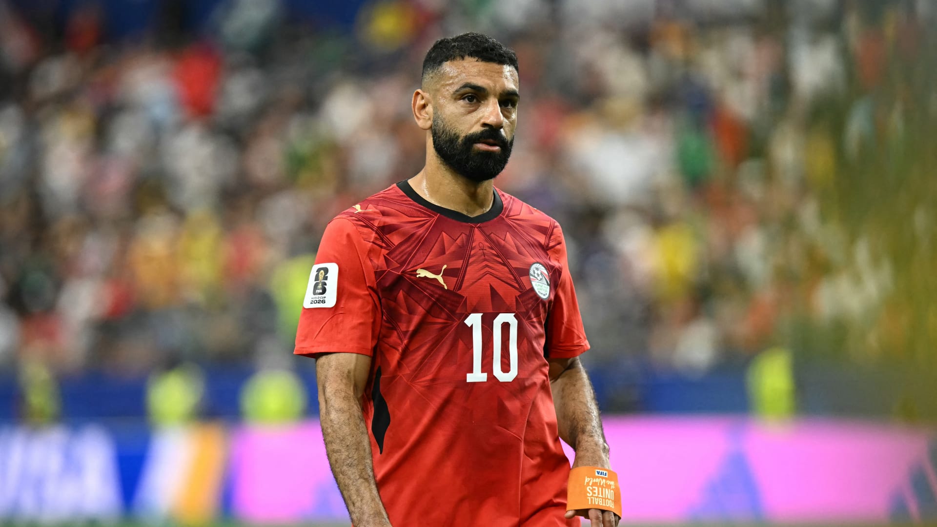 تصرف لافت من الفنان الأمريكي صامويل جاكسون تجاه محمد صلاح في مباراة مصر وأستراليا