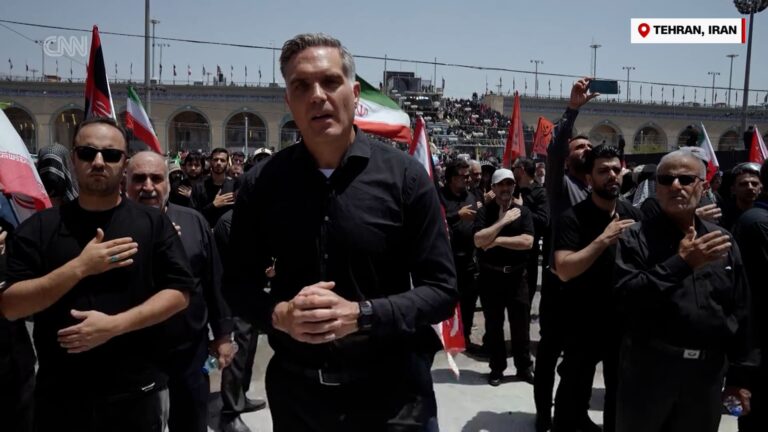 دموع وهتافات في وداع علي خامنئي بتوثيق شبكة CNN من قلب طهران