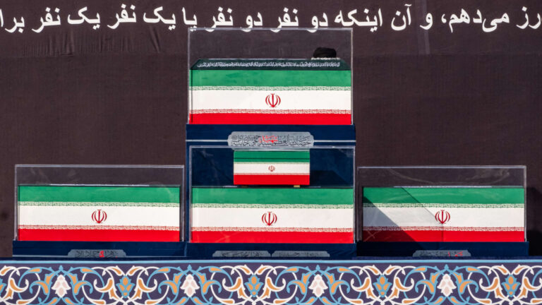 إقامة صلاة الجنازة على جثمان آية الله علي خامنئي وعدد من أفراد أسرته في طهران