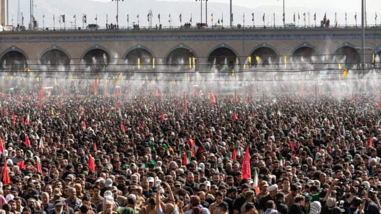 إيران تنشر أعلام الدول المشاركة في جنازة خامنئي بينها السعودية ومصر