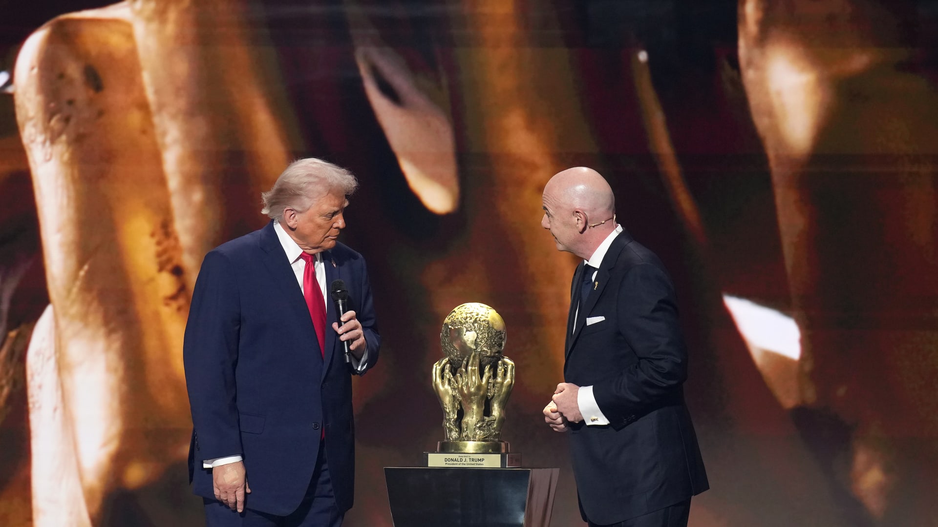 مصدر يوضح: ترامب تواصل مع إنفانتينو قبل إلغاء طرد لاعب منتخب أمريكا بالوغون
