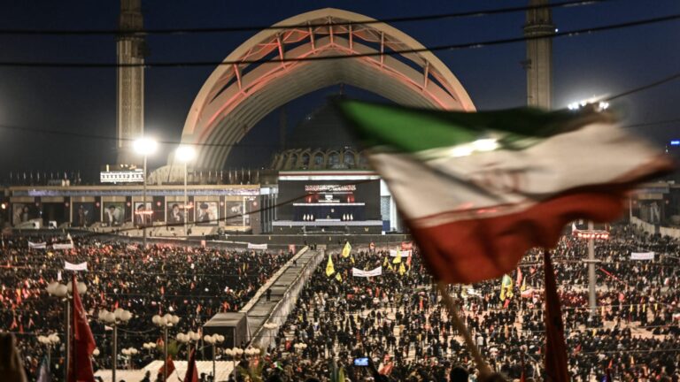 انطلاق اليوم الثالث لمراسم جنازة آية الله علي خامنئي وحشود كبيرة تشارك في رحلته إلى كربلاء