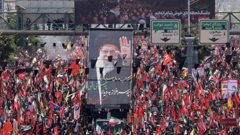 أحمدي نجاد يظهر علنًا لأول مرة منذ سنوات في جنازة خامنئي بطهران