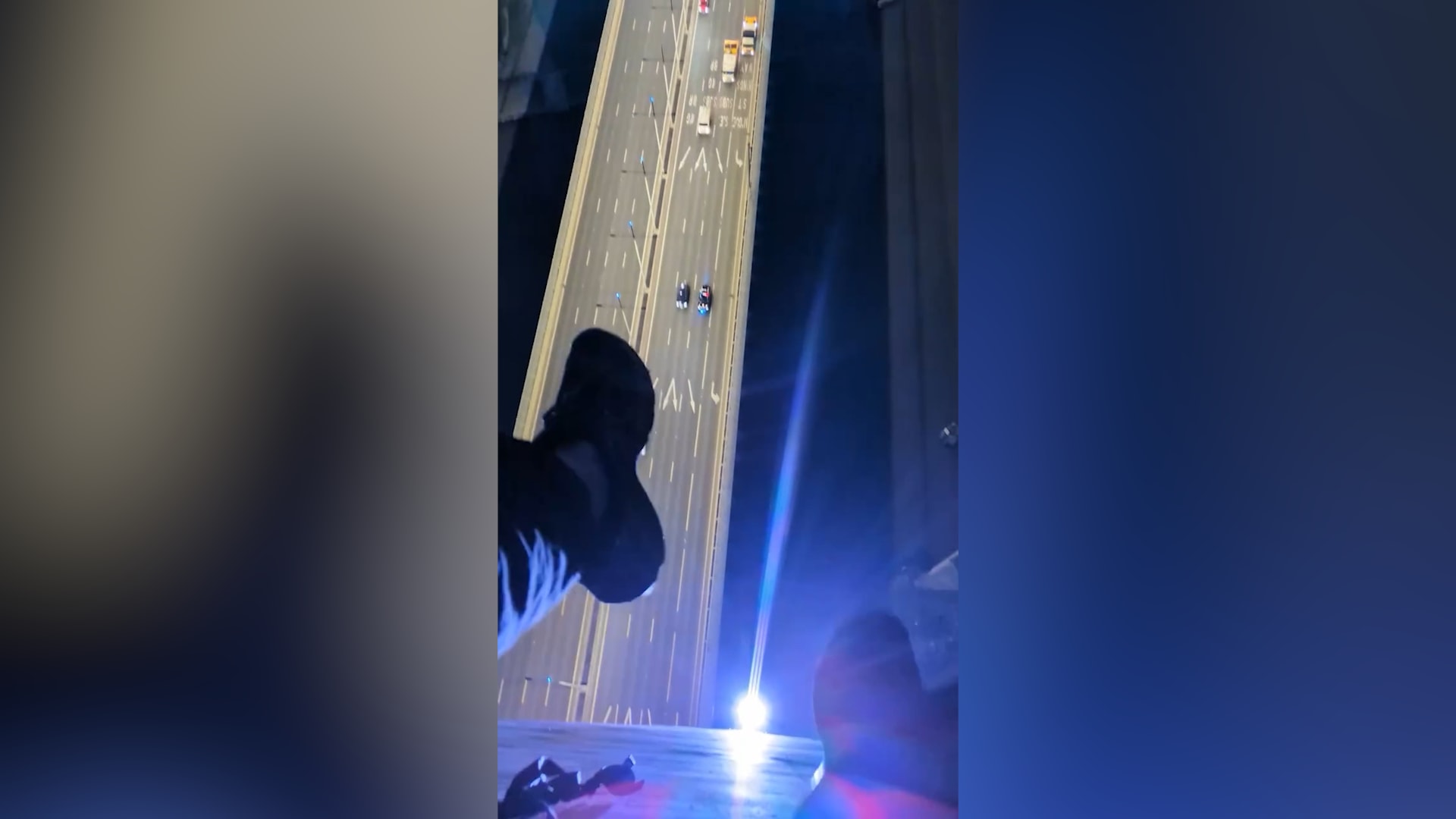 شرطة ملبورن توقف رسامًا بعد تسلقه برج جسر بولت ورسمه لوحة كرتونية ضخمة