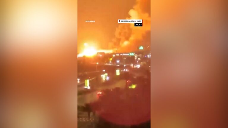 الولايات المتحدة تشن ضربات ضد مواقع إيرانية قرب مضيق هرمز وتعيد فرض عقوبات نفطية
