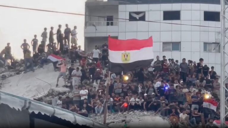 فلسطينيون يهتفون لمصر وسط الدمار خلال مواجهة كأس العالم ضد الأرجنتين