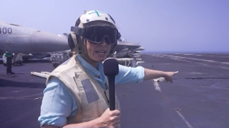 مراسلة CNN تنقل مشاهداتها الحصرية من على متن حاملة الطائرات أبراهام لينكولن في بحر العرب