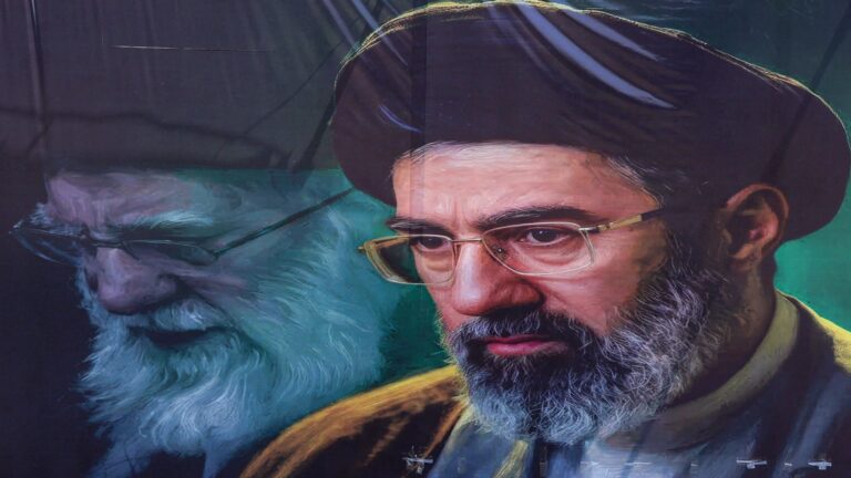 مرشد إيران الأعلى يدعو للانتقام لمقتل والده على يد أمريكا وإسرائيل