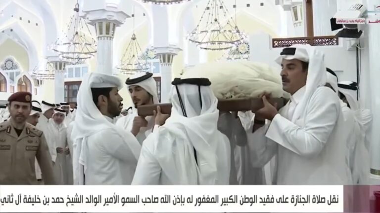 أمير قطر يحمل جثمان الأمير الوالد حمد بن خليفة خلال مراسم تشييعه في الدوحة