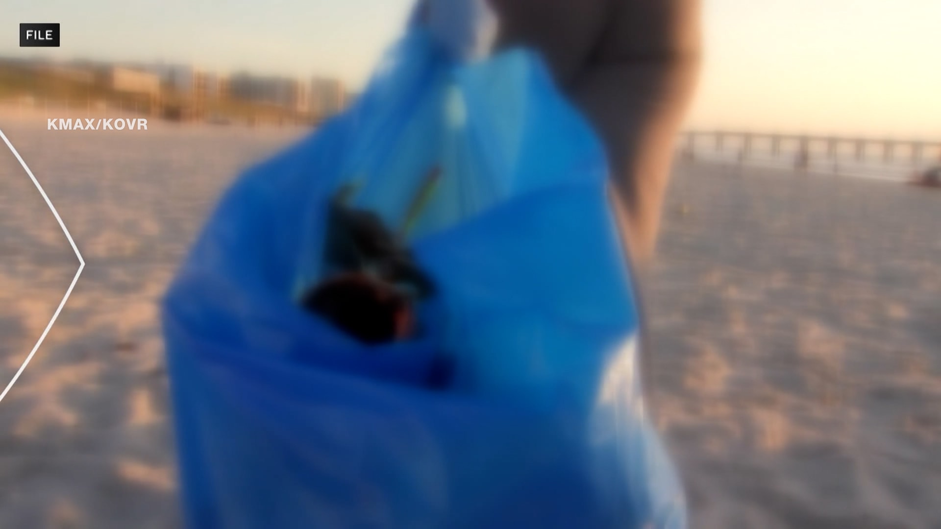 انفجار لعبة نارية في يد رجل على شاطئ بكاليفورنيا يؤدي إلى بتر يده